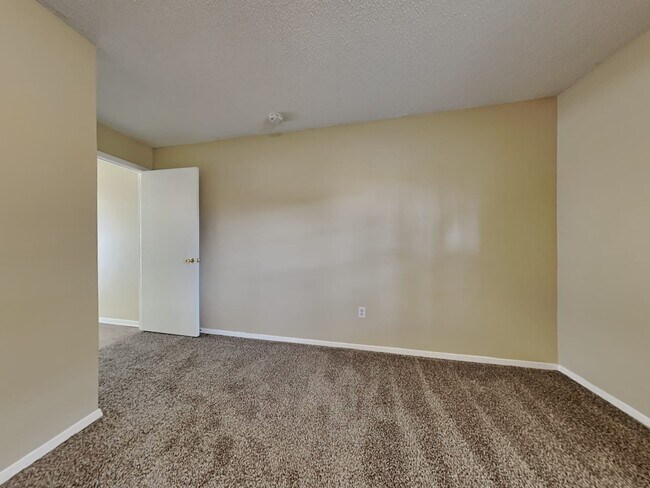 Building Photo - 15008 Redcliff Dr