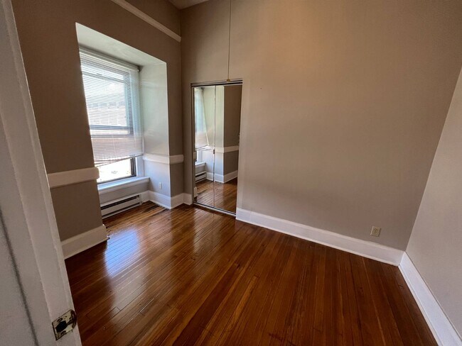 Building Photo - 5 Broadway