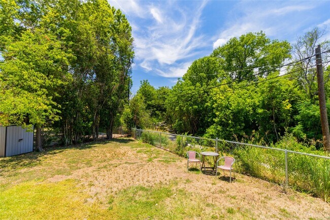 Building Photo - 1423 Broadmoor Dr