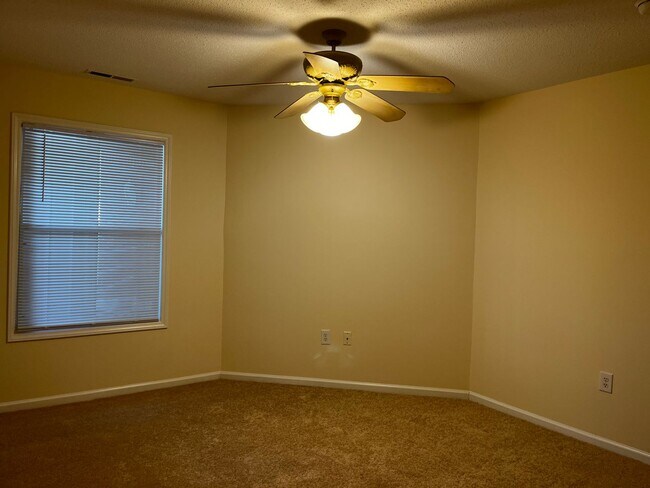 Building Photo - Town home located in Greenville