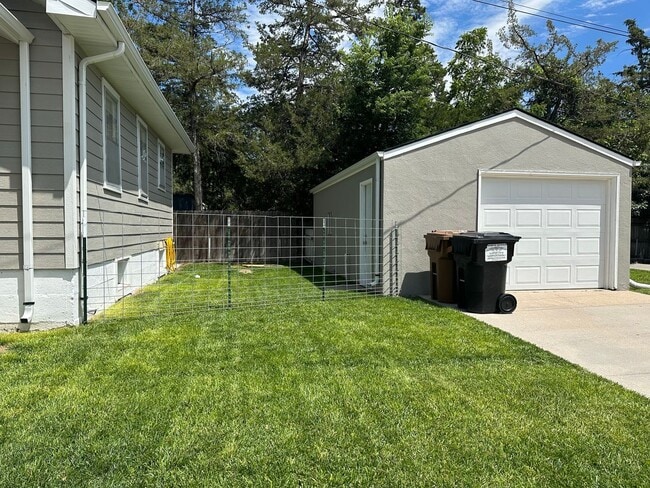 Building Photo - One bedroom, one and half bathroom, pet fr...