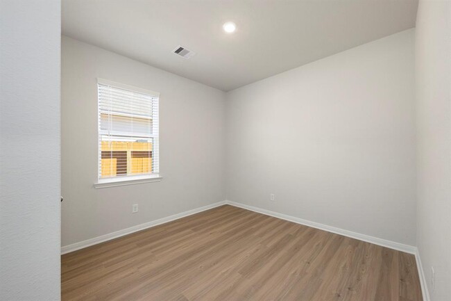 Building Photo - 15403 Maple Ter Dr