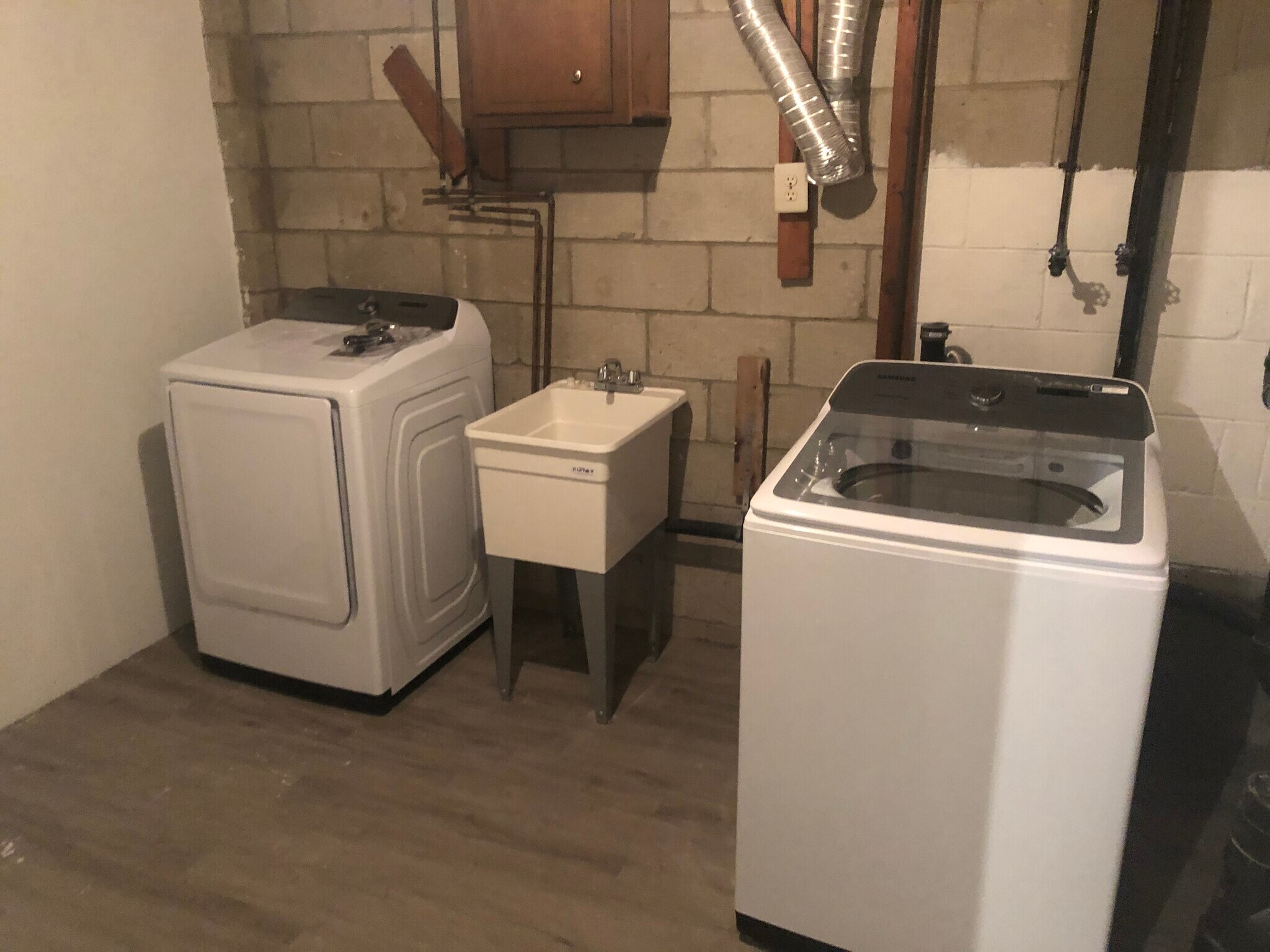 Building Photo - 804 hidden village dr