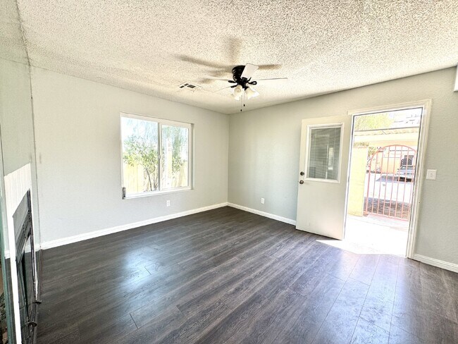 Building Photo - 4BD/3BA Henderson Townhome with Fireplace,...