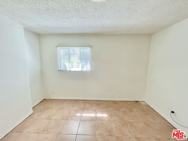 Building Photo - 11238 Oxnard St