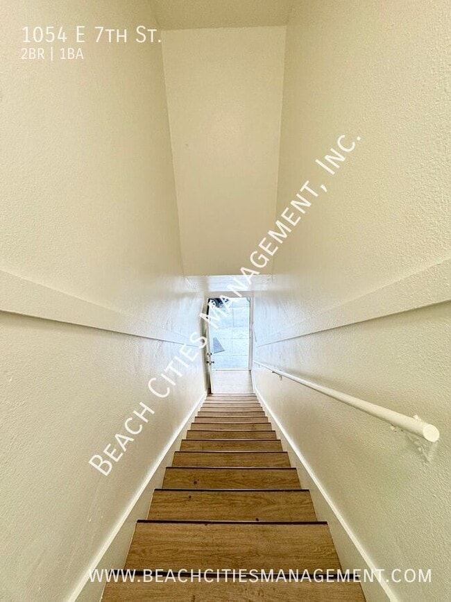 Building Photo - 1054 E 7th St