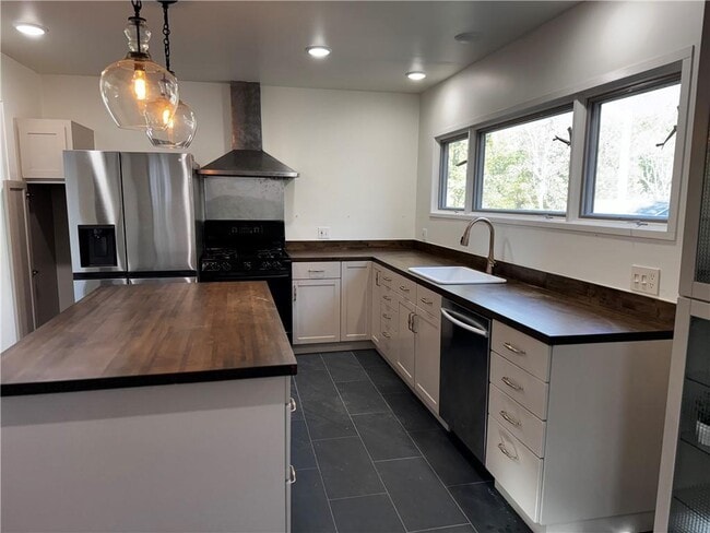 Building Photo - 610 N Olive Ave