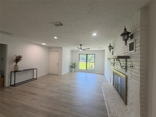 Building Photo - 143 Hollyvale Dr