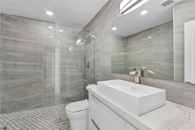 Building Photo - 1581 Normandy Dr