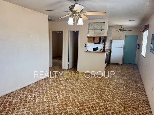 Building Photo - Compact 2 Bedroom 1 bath home with parking...