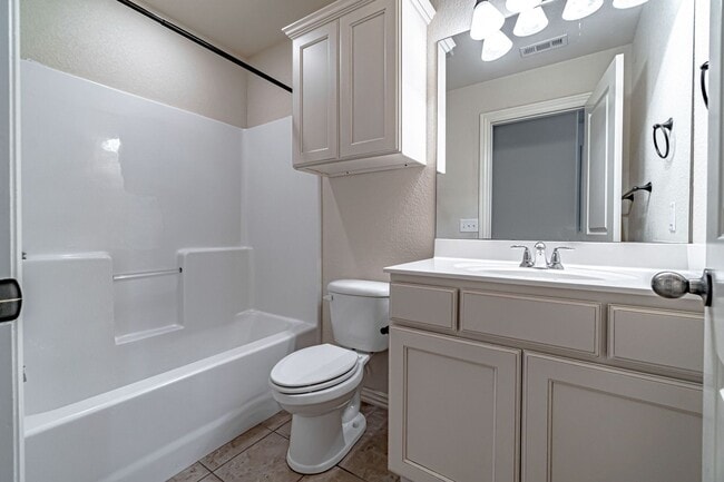 Building Photo - Spacious Centerton Duplex