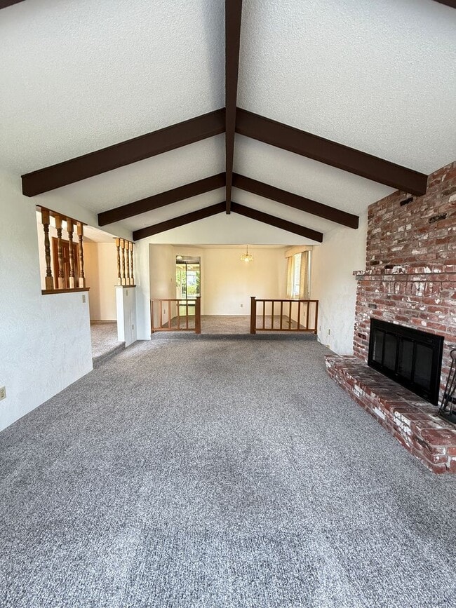 Building Photo - Charming 3 bed 2 bath home in SE Medford!