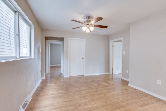 Building Photo - 1022 E Warrington Ave