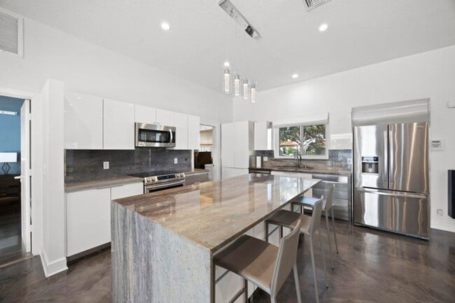 Building Photo - 930 NW 4th Ct