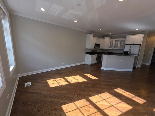 Building Photo - 1428 W Belmont Ave