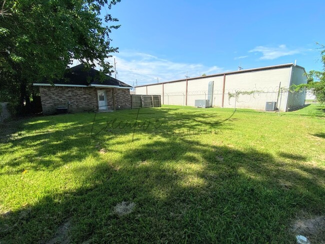 Building Photo - 803 Fall St
