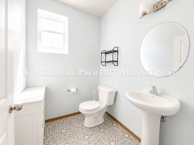 Building Photo - Bright and spacious home close to ferries, PSNS and recreational activities!