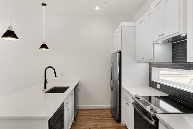 Building Photo - 3 bedroom Lakewood Townhome Walking Distance to Whole Foods and all of your favorites!
