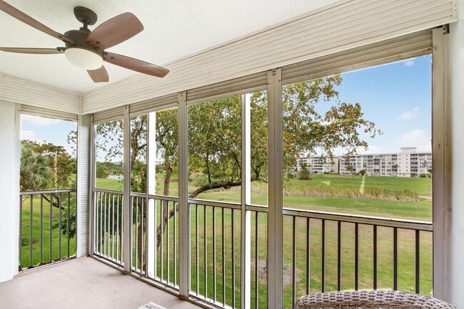 Building Photo - 2651 S Palm Aire Dr