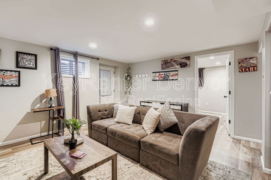 Primary Photo - 5327 Independence St