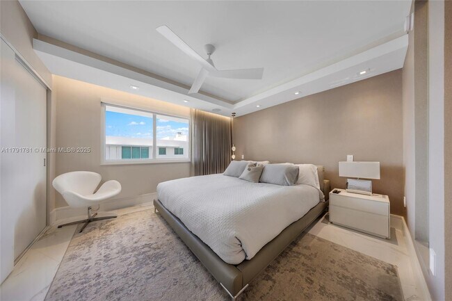 Building Photo - 10190 Collins Ave