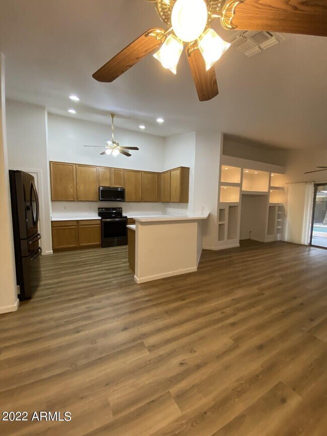 Building Photo - 8937 W Lone Cactus Dr