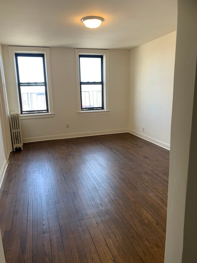 Building Photo - 514 Gramatan Ave