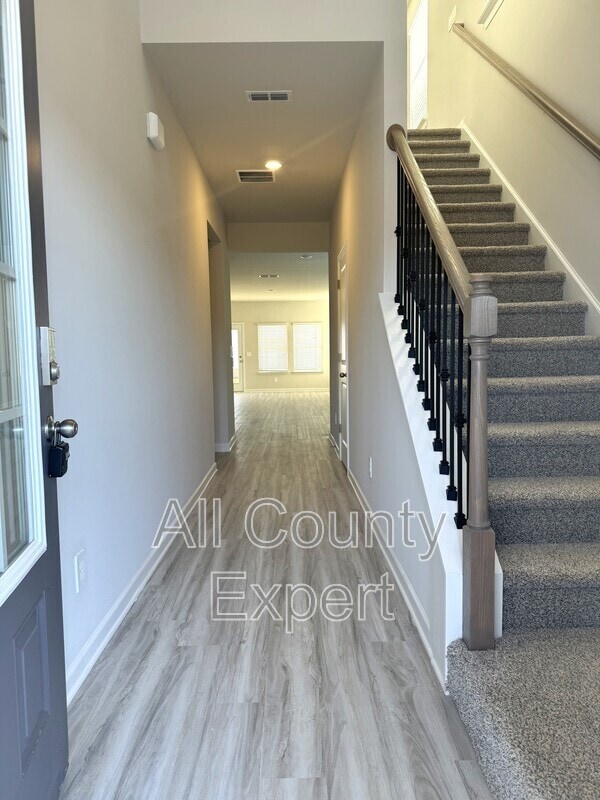 Building Photo - 823 Misty Holw Trl