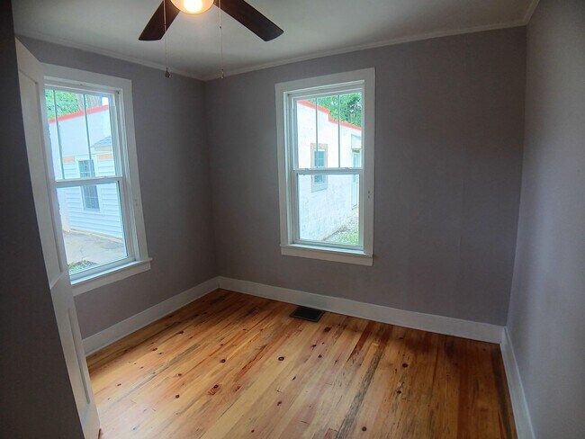 Building Photo - Radford, 3BR / 1BA, Available 8/14