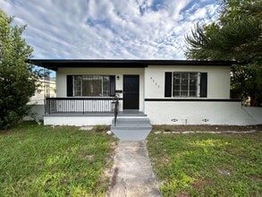 Building Photo - "Charming 3-Bedroom Home in St. Petersburg with Spacious 1,199 Sq Ft Layout!"