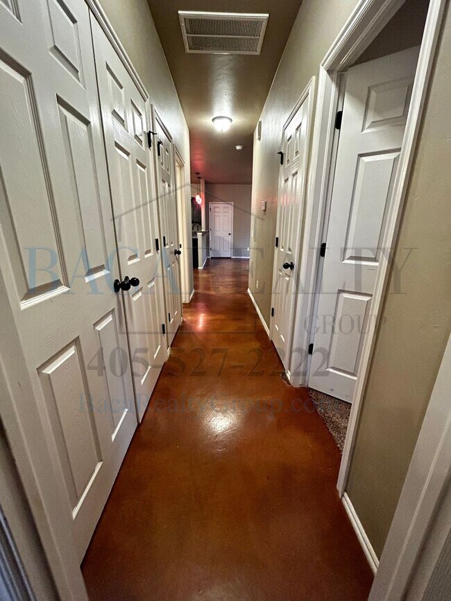 Building Photo - 3BR 2BA duplex with 2 car garage!!