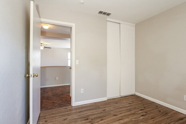 Building Photo - 11509 W Bloomfield Rd