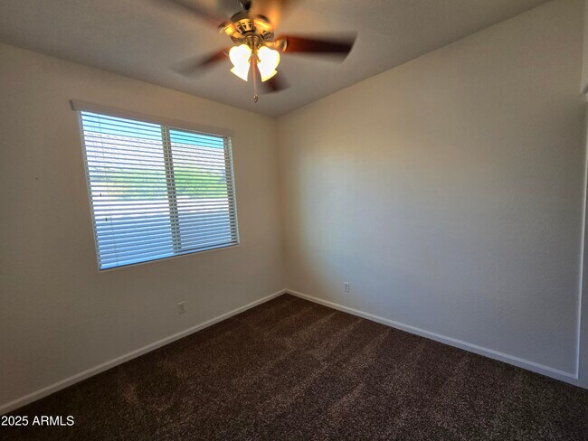 Building Photo - 851 E Aberdeen Dr