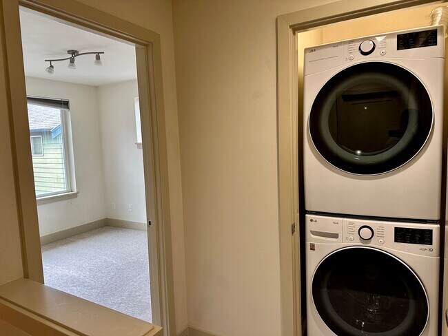 Building Photo - Enjoy pets and parking at this ideal townh...