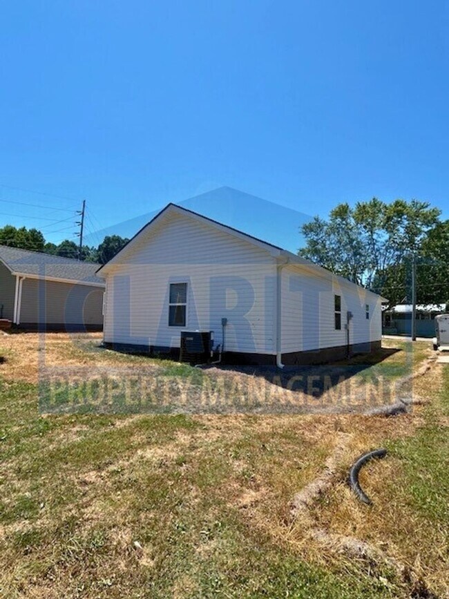 Building Photo - Single level, three bedroom home!