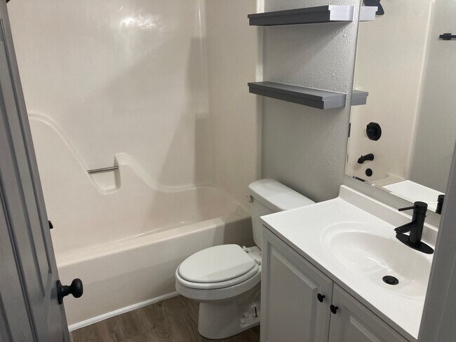 Building Photo - Newly Renovated 2 Bedroom 1.5 Bathroom Tow...