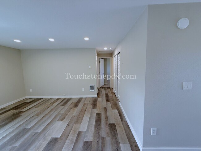 Building Photo - 119 SE Sweetbriar Ln