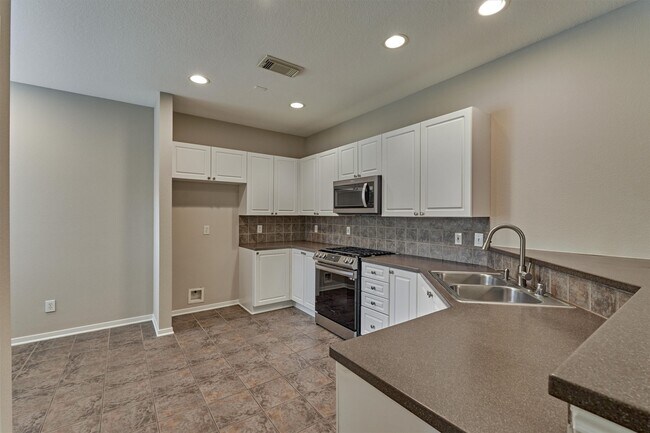Building Photo - 83 Woodlily Pl