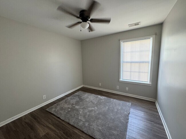 Building Photo - Beautiful 3 bed 2 bath home with open floorplan