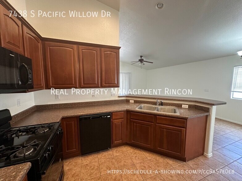 Building Photo - 7438 S Pacific Willow Dr