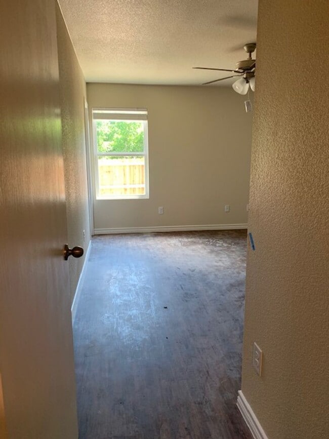 Building Photo - 1319 Calle de Bronce