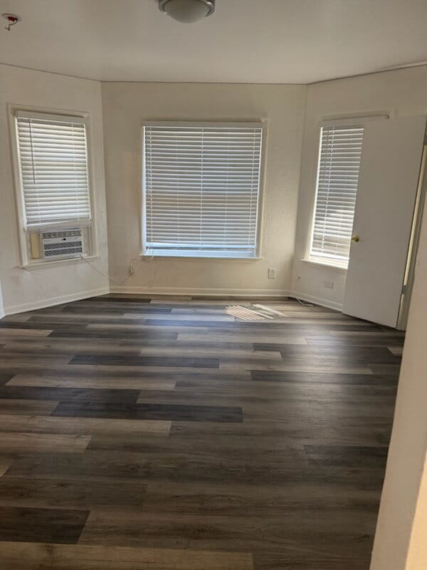 Building Photo - Spacious 2 Bed / 1 Bath Available Now