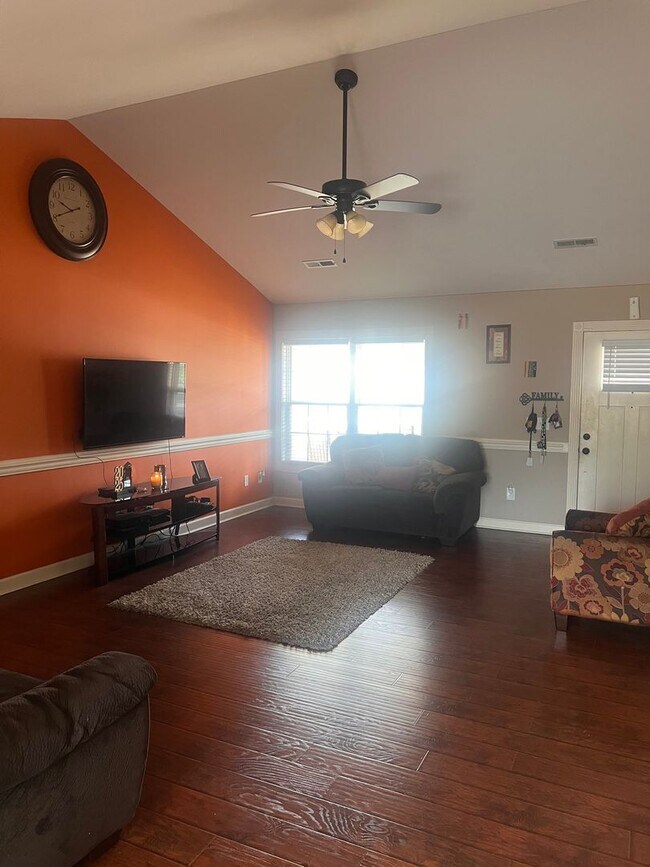 Building Photo - Four Bedroom Two Bath House