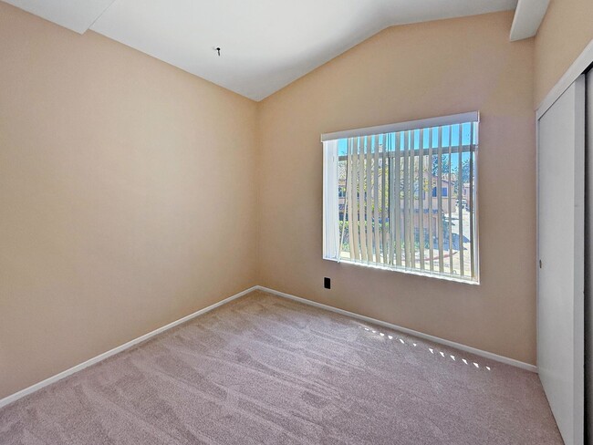 Building Photo - 2-Bedroom Townhome with Loft in Prime El C...