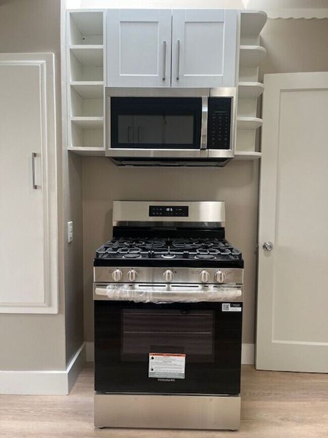 Building Photo - Classic Two Bedroom One Bathroom San Franc...