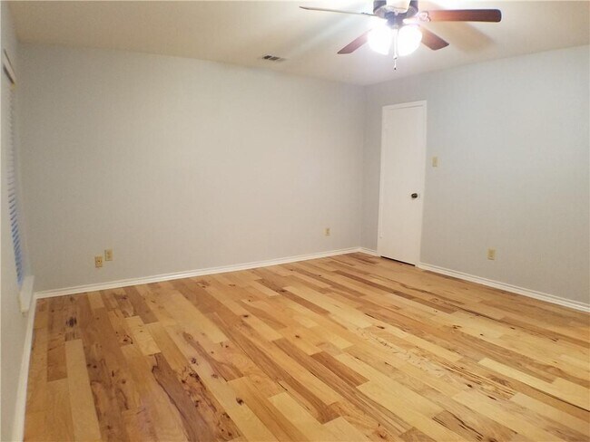 Building Photo - 6201 Highland Hills Dr
