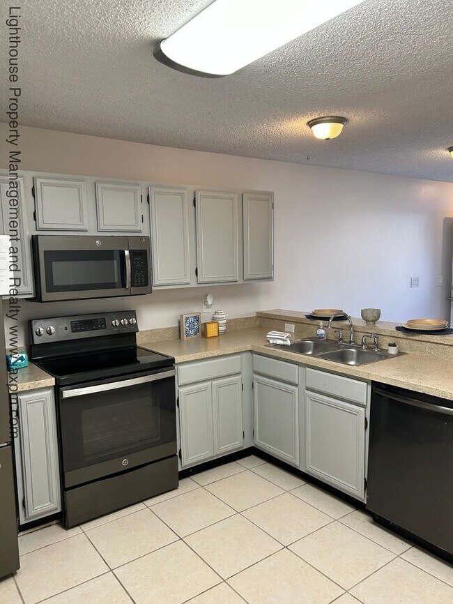 Building Photo - Beautiful 2 Bed/1 Bath Duplex in Atlantic ...