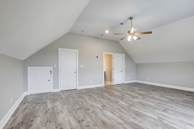 Building Photo - 127 Riverbend Dr
