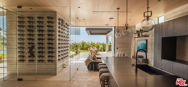 Building Photo - 6889 Dume Dr