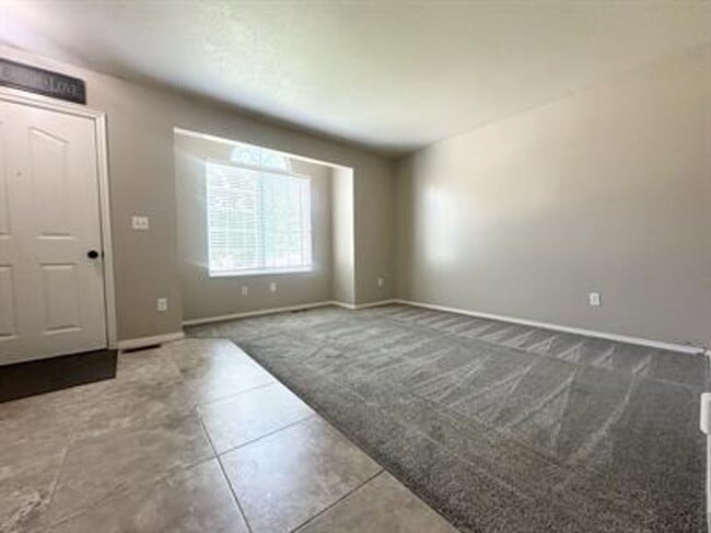 Building Photo - Charming Murray upstairs unit